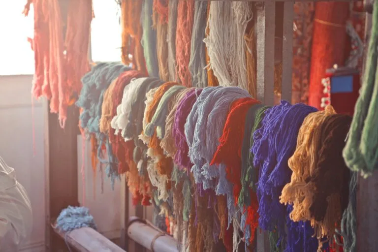 Lire la suite à propos de l’article Le Renouveau de la Broderie : L&rsquo;Art du Fil Qui Revient en Force